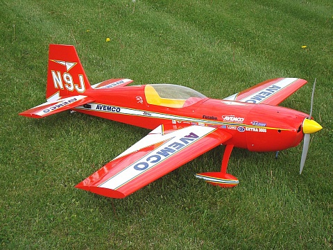 Модель самолета Extra 300S, не новая, с бензиновым двигателем Fuji 34 куб. см