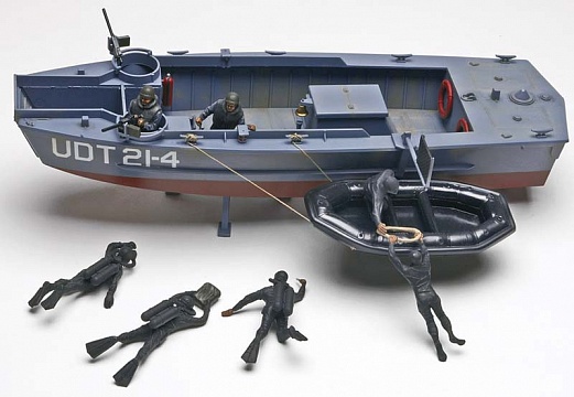 850313 1/35 UDT BOAT W/FROGMEN №1